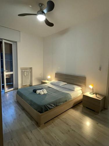 1 dormitorio con 1 cama y ventilador de techo en [Rho Fiera – Milano] Teal Apartment, en Cornaredo