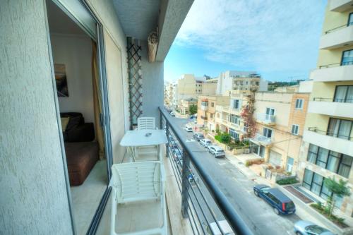 Modern 3BR Stylish & Spacious Apartment - Close to Sliema Promenade في إيل جزيرا: بلكونة مطلة على شارع المدينة