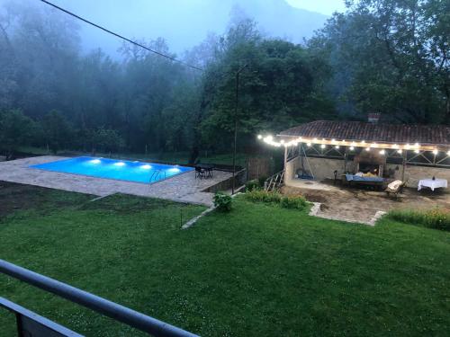 un patio trasero con piscina y cenador en Villa Kursebi, en Kutaisi