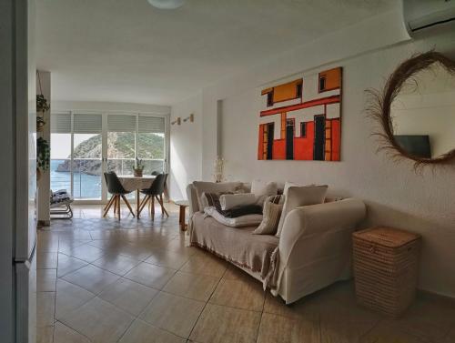 a living room with a couch and a table at Apartamento, La Cala Vicent&Alba in Cala de Finestrat