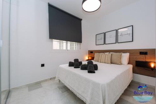 1 dormitorio con 1 cama grande y pantalla grande en Breakfast at Tiffanys en La Herradura