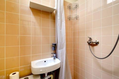 une salle de bain avec un lavabo et une douche dans l'établissement Unique Studio in Marais, à Paris