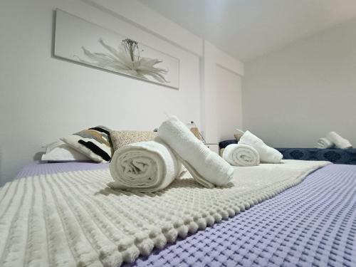 Una cama blanca con toallas encima. en Apartamento, La Cala Vicent&Alba en Cala de Finestrat
