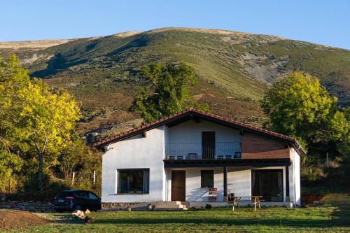una casa bianca con una collina sullo sfondo di El Mirador de las Cuencas ad Abiada