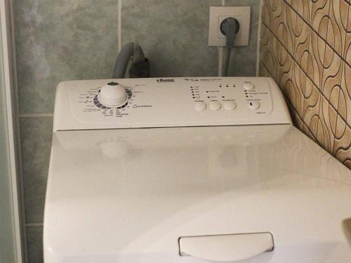 - la fermeture des toilettes dans la salle de bains dans l'établissement Villa Mitoyenne avec Terrasse, Piscine et Parking à Proximité de la Plage et du Centre - FR-1-607-27, au Cap d'Agde