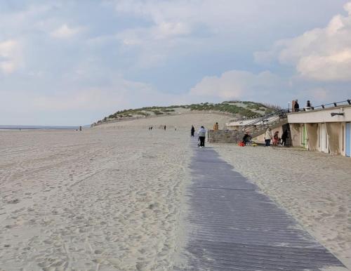 uma praia de areia com pessoas a caminhar na praia em La Mais'Annette, Charme et calme à 5 km du Touquet em Étaples