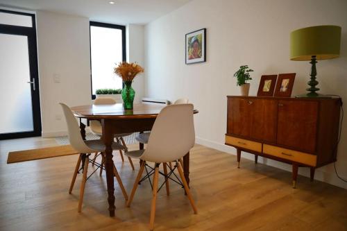 une salle à manger avec une table, des chaises et une commode dans l'établissement La Mais'Annette, Charme et calme à 5 km du Touquet, à Étaples