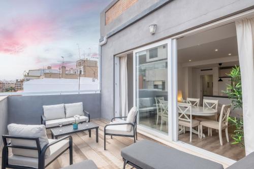 Spacious Penthouse with Private Terrace
