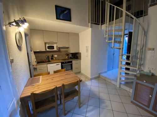 Villa mitoyenne climatisée, calme avec piscine et parking, proche plage et port, pour 6 personnes - FR-1-607-125