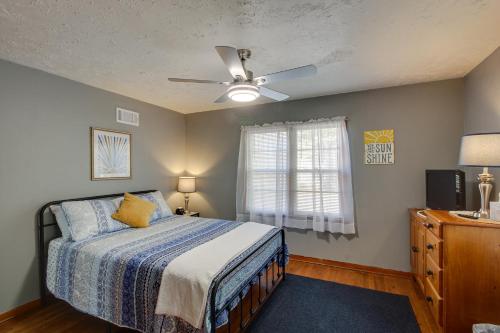 1 dormitorio con 1 cama y ventilador de techo en Missouri Escape with Furnished Patio, Near Downtown! en Nevada