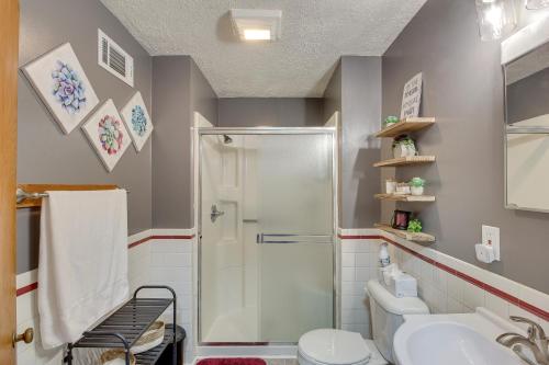 La salle de bains est pourvue d'une douche, de toilettes et d'un lavabo. dans l'établissement Missouri Escape with Furnished Patio, Near Downtown!, à Nevada