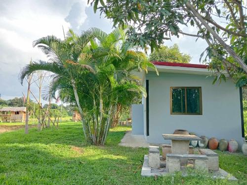 une petite maison avec un banc devant elle dans l'établissement Paa & Michaels Resort, 