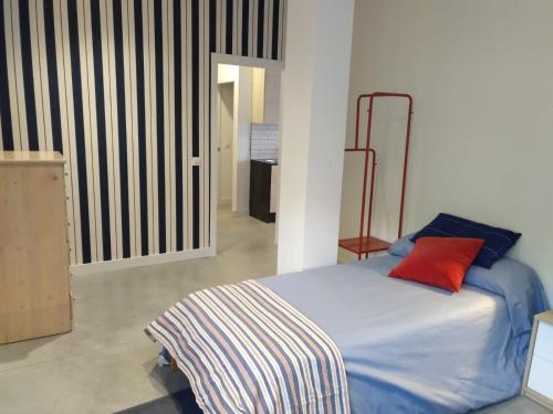 sypialnia z łóżkiem z czerwoną poduszką w obiekcie Casa Arealonga w mieście Vigo