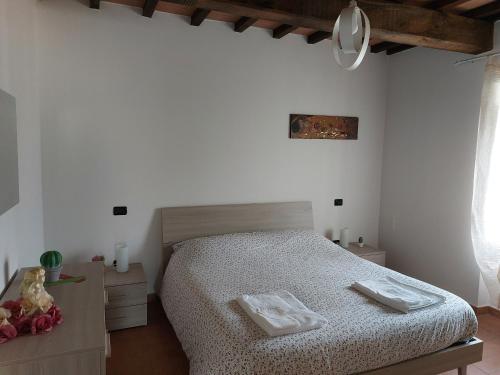 una camera da letto con un letto e due asciugamani di Il Ciottone a Nocera Umbra