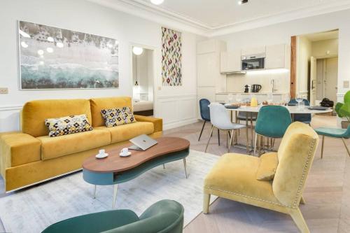 un salon avec un canapé et une salle à manger dans l'établissement Bright and Gorgeous flat in the heart of Paris, à Paris