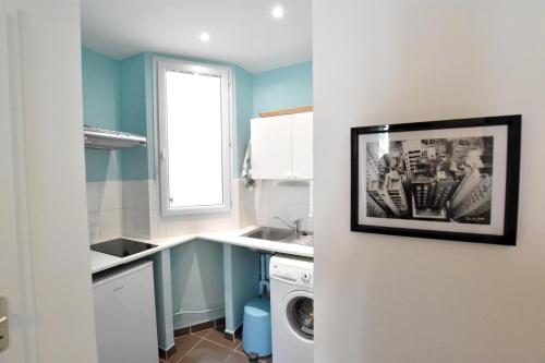 une petite cuisine avec un lave-linge et une fenêtre dans l'établissement Coquet studio centre historique et au calme (4), à Montpellier