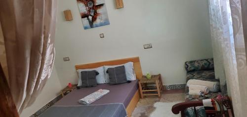 Cette petite chambre comprend un lit et un canapé. dans l'établissement Dar sirin, à Essaouira