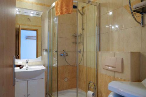 La salle de bains est pourvue d'une douche et d'un lavabo. dans l'établissement Baska Voda Apartment 1, à Baška Voda