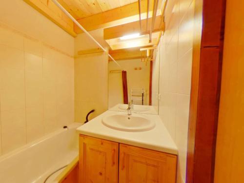 une salle de bain avec un lavabo et une baignoire dans l'établissement Charmant Appartement Familial 2 Pièces avec Mezzanine, Balcon et Proximité des Pistes - Hauteluce - FR-1-594-93, à Hauteluce
