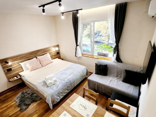 niewielka sypialnia z łóżkiem i kanapą w obiekcie Malavi TN2 top center apartment Ruse w mieście Ruse