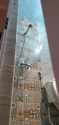 un pavimento piastrellato con una lampada in cima. di Dar sirin a Essaouira