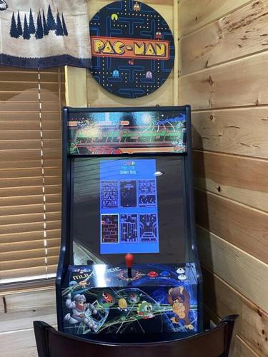 a pinball machine sitting in a room next to a wall at Campfire Memories in Sevierville