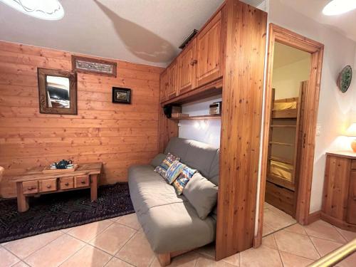 un salon avec un canapé et une table dans l'établissement Charmant 3 pièces pour 5 pers. à Méribel Village, proche pistes et commerces - FR-1-180-605, à Les Allues