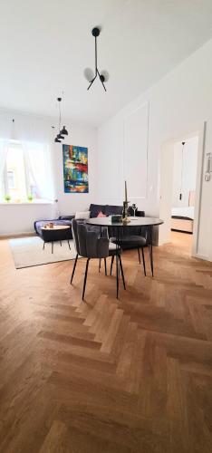 sala de estar amplia con mesa y sillas en Apartment Tivoli en Liubliana