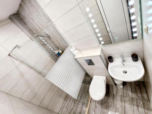 een badkamer met een toilet en een wastafel bij Malavi TN2 top center apartment Ruse in Ruse