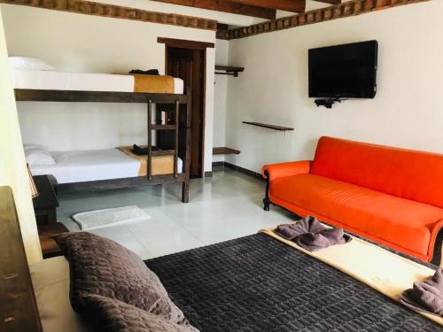 萊瓦鎮的住宿－坎塔布里亞坎佩斯特雷酒店，带沙发和双层床的客厅