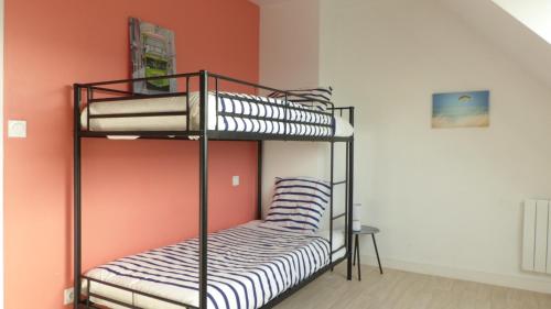 - 2 lits superposés dans un dortoir aux murs orange dans l'établissement Maison tout confort en bord de mer à Quiberon, à Quiberon