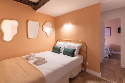 une chambre avec un lit avec des serviettes dessus dans l'établissement NEW - Luxury Flat - 4p, à Paris