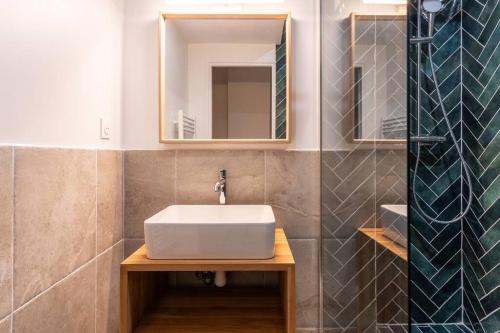 une salle de bain avec un lavabo blanc et un miroir dans l'établissement NEW - Luxury Flat - 4p, à Paris