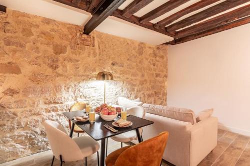 un salon avec une table, des chaises et un canapé dans l'établissement NEW - Luxury Flat - 4p, à Paris