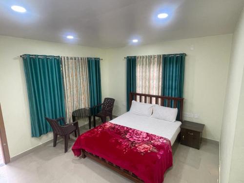 um quarto com uma cama, uma mesa e cadeiras em NIDRA HOMESTAY em Anachal