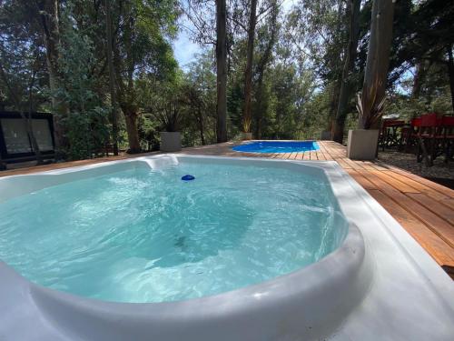 einen Whirlpool im Hinterhof mit einer Holzterrasse in der Unterkunft Bosque in Necochea