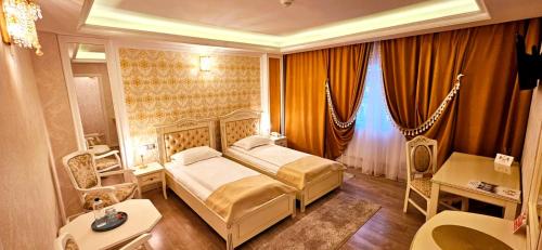 Un pat sau paturi într-o cameră la Grand Hotel Baroc