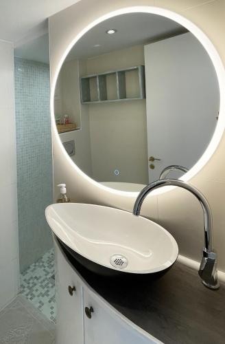 une salle de bain avec un lavabo et un miroir dans l'établissement VILLA CANZOMY, à Saint-Paul-de-Vence