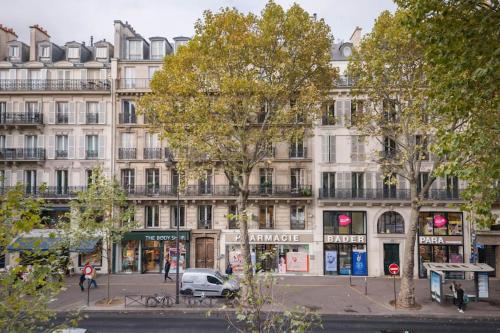 un grand bâtiment blanc en face d'une rue dans l'établissement Modern and Cosy flat in the heart of Notre Dame, à Paris