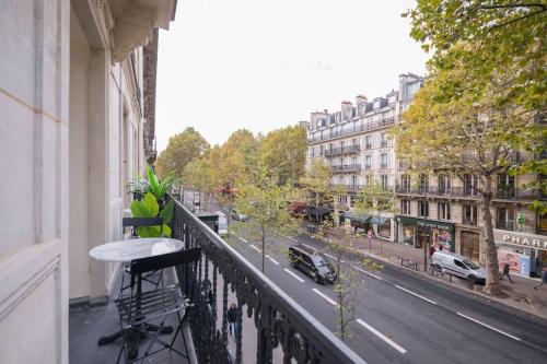 d'un balcon avec une table et une vue sur la rue. dans l'établissement Modern and Cosy flat in the heart of Notre Dame, à Paris