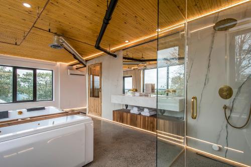 Ένα μπάνιο στο Cozy BNB - Halifax Rooftop - The King Penthouse Room