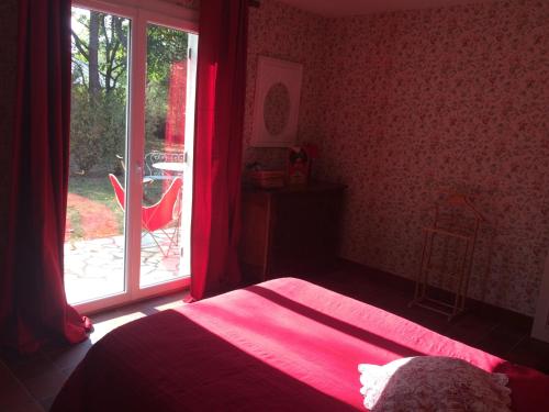 Un pat sau paturi într-o cameră la Chambres au coeur du Massif des Trois Pignons