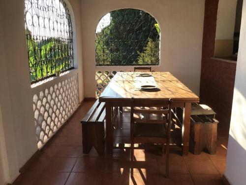 馬哈贊加的住宿－Villa Kanto - Belle maison et jolie vue Mga centre，一个带两扇窗户的房间,配有一张桌子和椅子