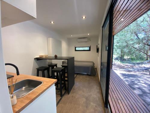 a kitchen and dining area of a tiny house at Bosque in Necochea