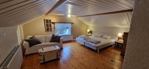 una sala de estar con 2 sofás y una ventana en Rymlig dalastuga i Siljansnäs 4-6 bäddar en Siljansnäs
