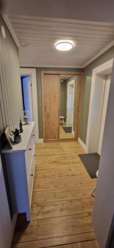 Zimmer mit einer Küche und Holzboden in der Unterkunft Rymlig dalastuga i Siljansnäs 4-6 bäddar in Siljansnäs