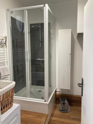 uma cabina de duche em vidro na casa de banho com um lavatório em Golf & Rempart em Angoulême