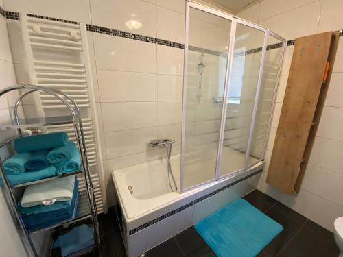 La salle de bains est pourvue d'une douche, d'un lavabo et d'une baignoire. dans l'établissement Apartment Reißeck, à Penk