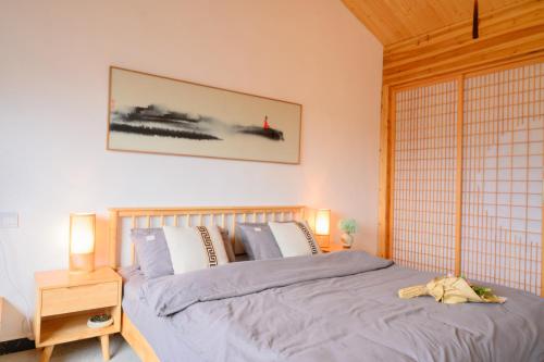 a bedroom with a large bed with blue sheets at 云起山居庭院观景民宿 in Fenghuang
