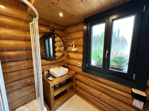 y baño con lavabo y espejo. en Rönk Relax en Miskolc